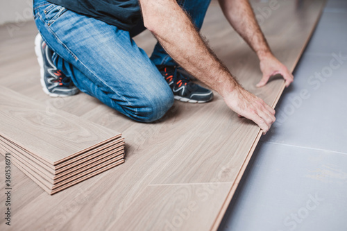The laminate master connects the panels into one whole - do-it-yourself flooring Fototapet