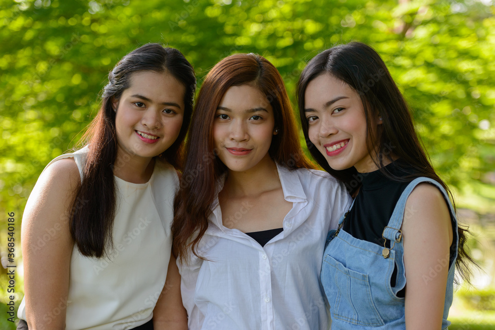Obraz premium Three young Asian women as friends together at the park