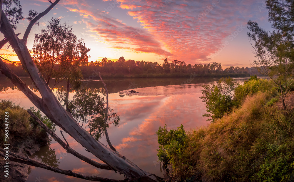 Obraz premium Beautiful Panoramic Riverside Sunrise