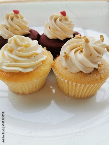 Obraz na płótnie Cupcakes with white icing. w salonie