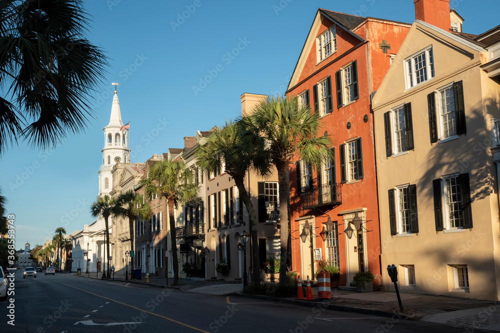 Obraz premium Beautiful street scene with St. Michael's Church in historic Charleston, South Carolina.