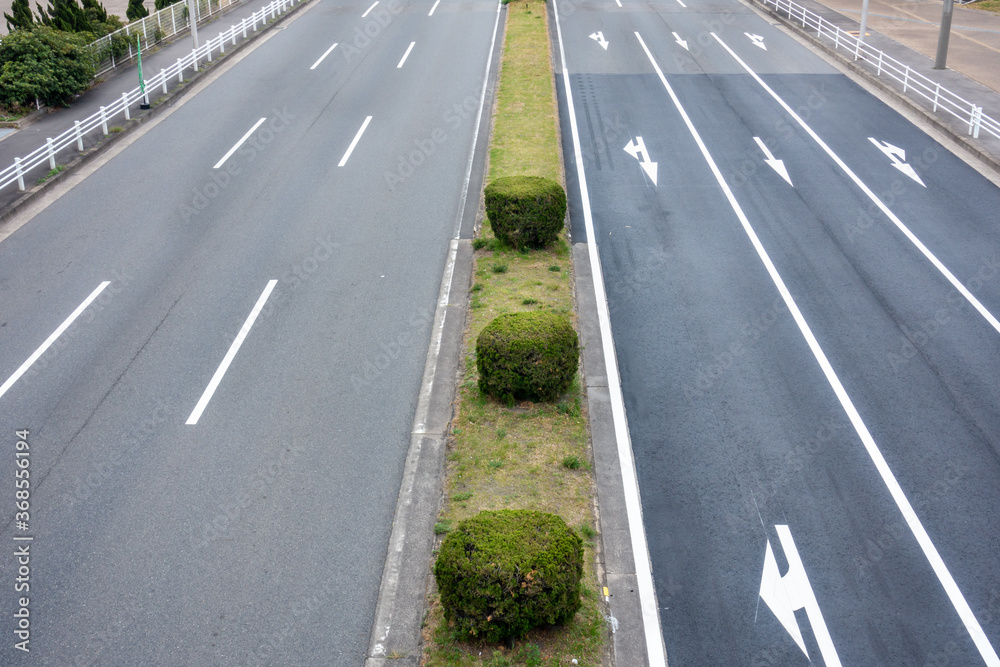 広い自動車道の写真（車無し）