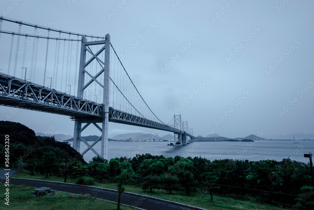 与島SAから見た雨の瀬戸大橋