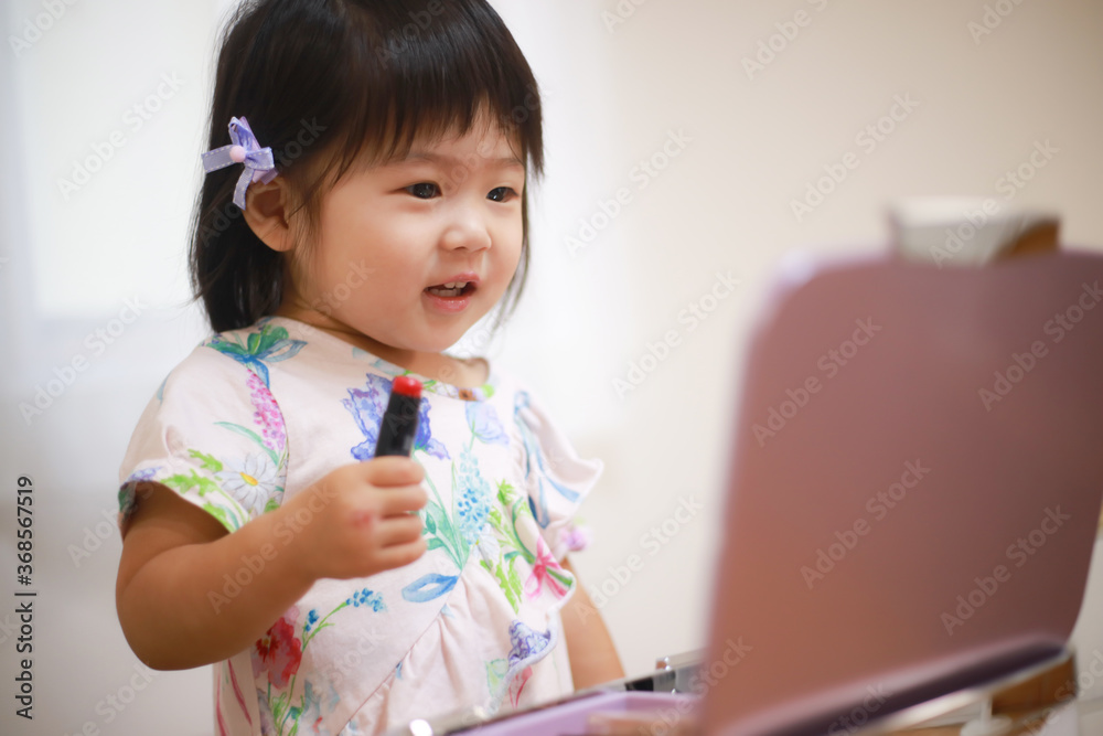 化粧する女の子