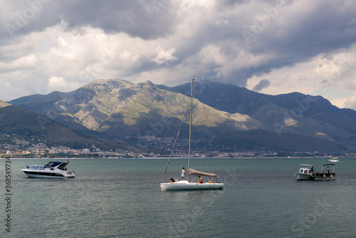 Journée orageuse sur le bord de mer en Italie © patrick