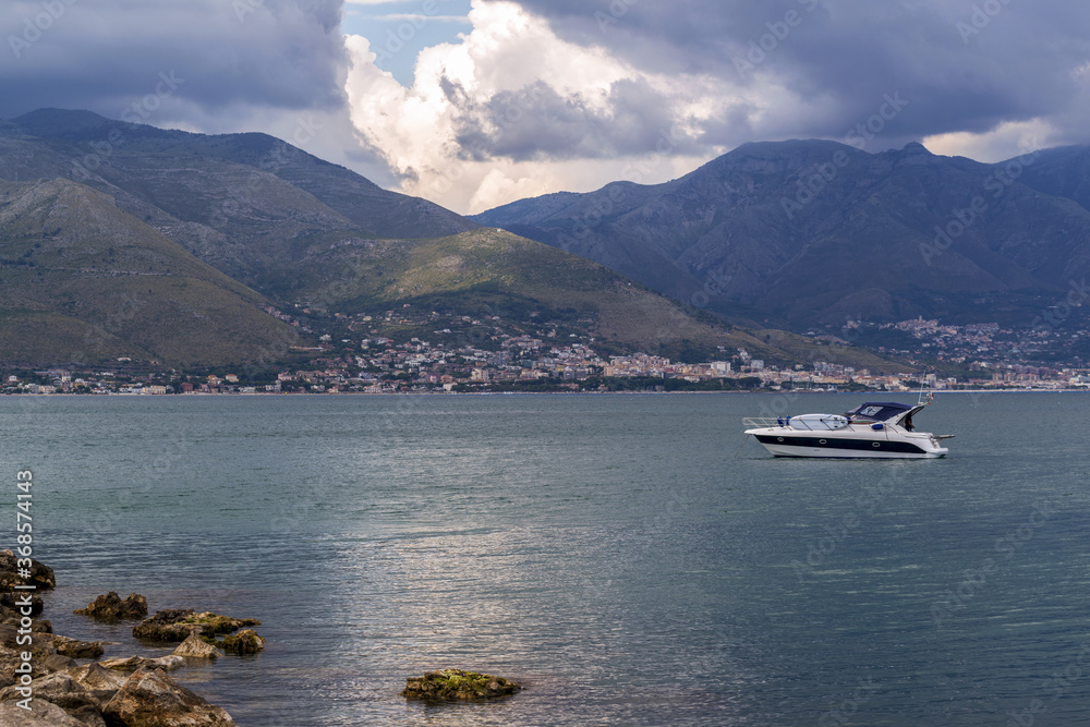 Journée orageuse sur le bord de mer en Italie