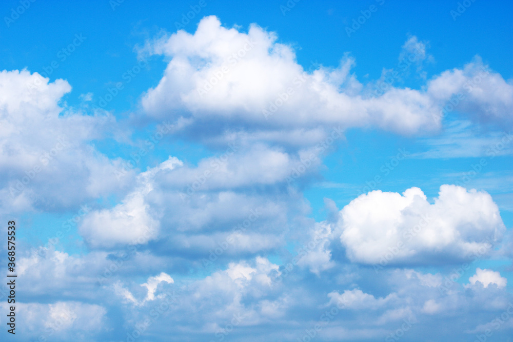 Fototapeta premium A clear, windy, cloudless summer sky