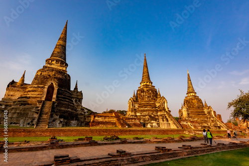 夕日を受けて輝く、タイ・アユタヤにあるワット・プラシーサンペットの仏塔