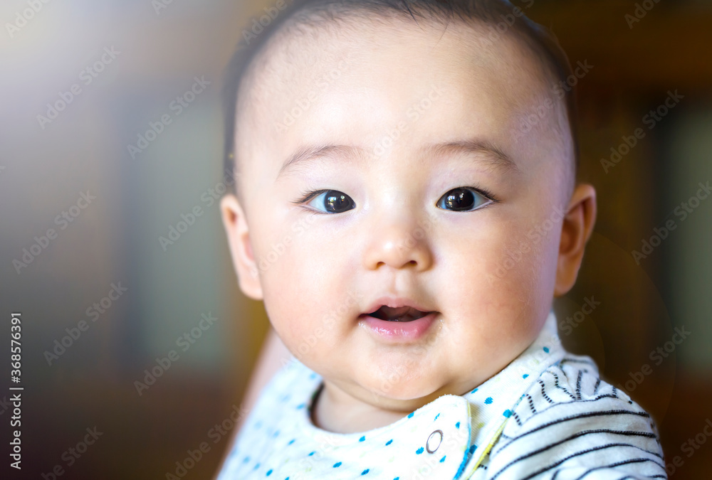 カメラ目線の綺麗な赤ちゃんの顔とコピースペース