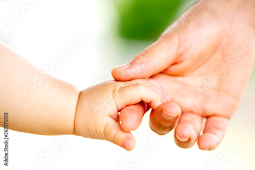 母親と赤ちゃんが手をつなぐ　親子の触れ合い