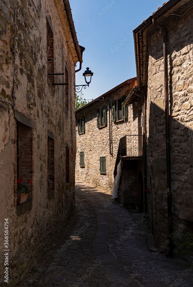 Einsame Straße in der Altstadt von Fivizzano in der Toskana, Italien 
