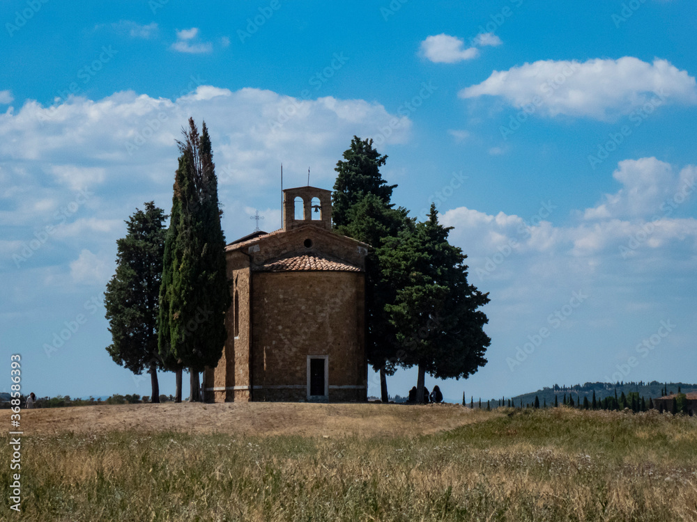 Fototapeta premium Tuscany landscape with a old little chapel of Madonna di Vitaleta, San Quirico d'Orcia, Italy