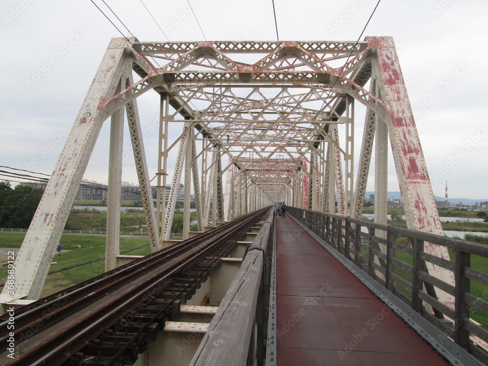 線路と歩道の橋