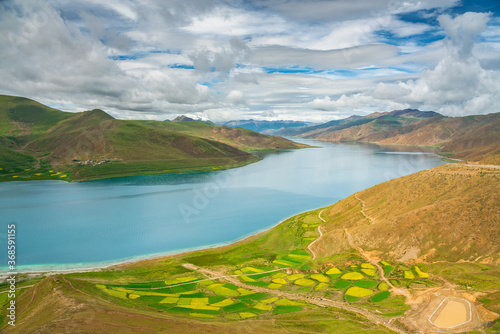 Fototapeta Naklejka Na Ścianę i Meble -  Yamdrok Tso, a sacred lake in Tibet, China, in summer time.