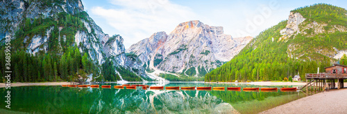 Foto Lago di Braies See Panorama in Italien Dolomiten, Pragser Wildsee, Steg mit Boot