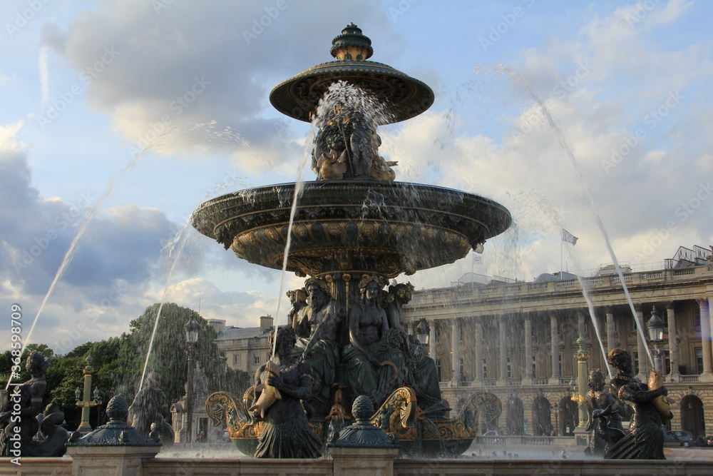 パリの街中にある広場の噴水