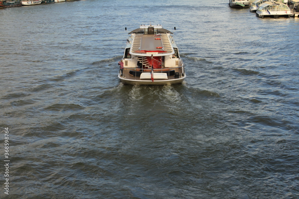 セーヌ川を行く一隻のボート