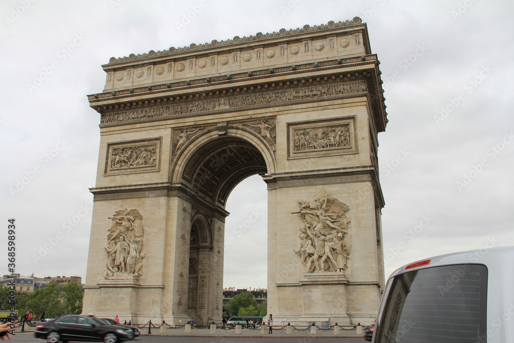 パリの街中にあるエトワール凱旋門