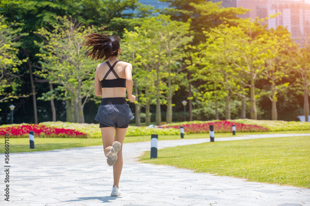 Young women in exercise clothes run for exercise in the morning