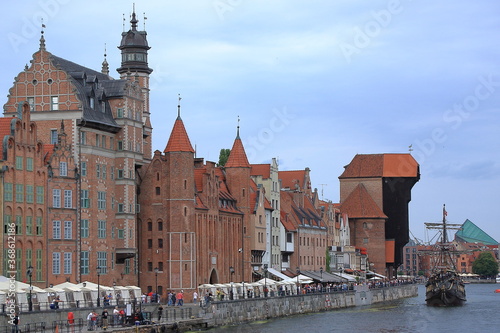 Gdańsk (Polska) - widok zabytkowej zabudowy z Bramą Żuraw nad Motławą.