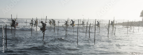 Photo Traditional stilt fishermen angling in the Indian Ocean near Koggala, Sri Lanka