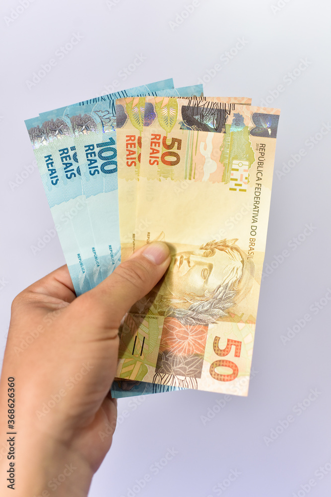 Dinheiro brasileiro na mão