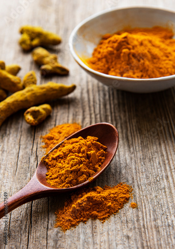 Turmeric powder and dry roots