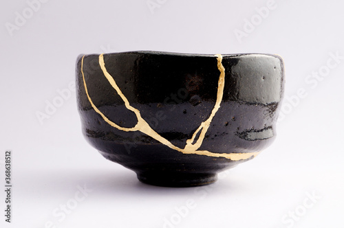 Photographie Antique raku Japanese kintsugi bowl, restored with gold
