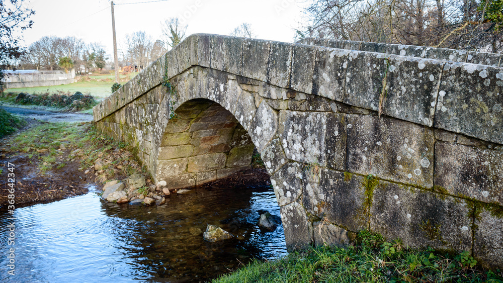 Bonito puente de piedra sobre un arroyo cerca de la localidad de Melide,este sendero forma parte del camino frances.Camino de Santigo Bonito puente de piedra sobre un arroyo cerca de la localidad de Melide,este sendero forma parte del camino frances.Camino de Santigo