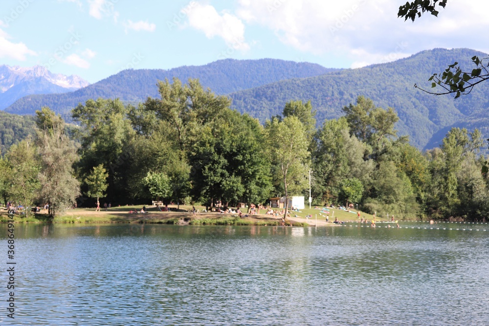 Le lac de Grésy sur Isère dans la base de loisirs, ville de Grésy sur Isère, département de la Savoie, France Le lac de Grésy sur Isère dans la base de loisirs, ville de Grésy sur Isère, département de la Savoie, France
