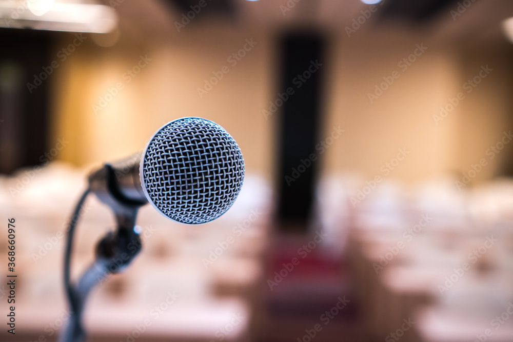 Obraz premium Microphones for speech or speaking in seminar Conference room, talking for lecture to audience university, Event light convention hall Background. Business Talk Presentation concept