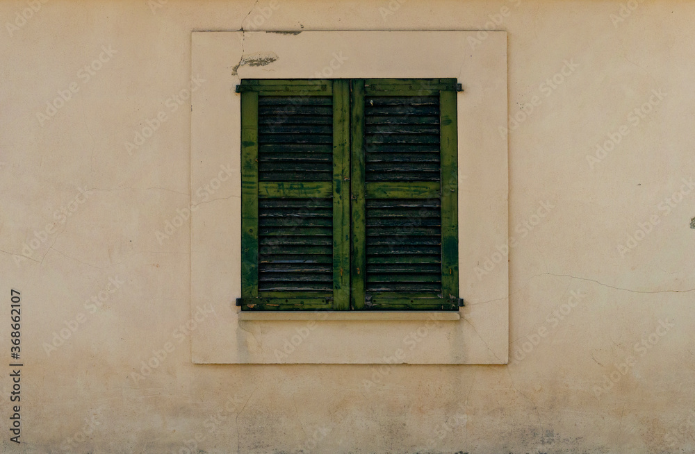 traditioneller grüner fensterladen an verwitter gebäudefront eines mediterranen landhauses in spanien 