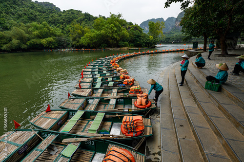 Φωτογραφία The tourists rowboats of Trang An in Vietnam