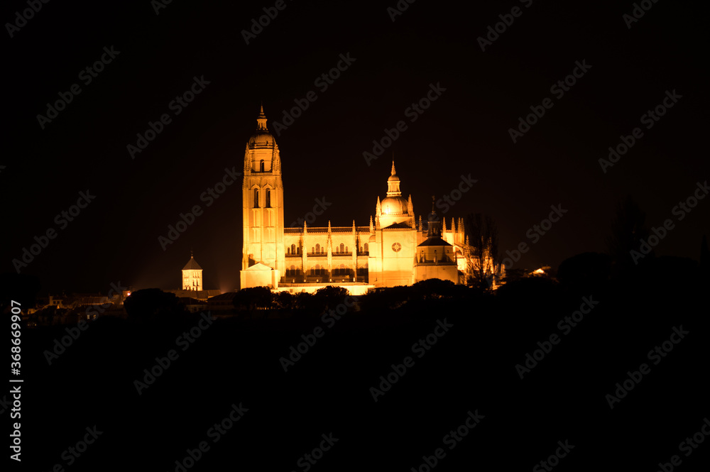 Fotografía nocturna de la catedral de Segovia.