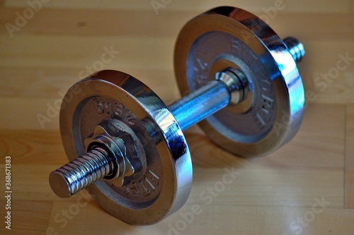 metal one-handed dumbbells for regular exercise in the light of modern lifestyle