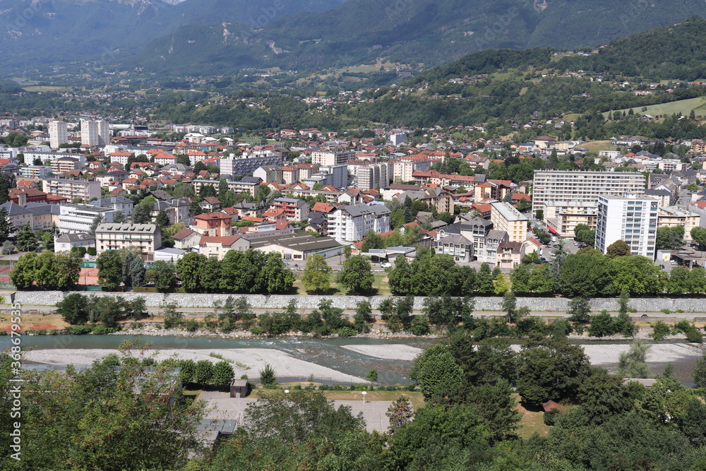 Fototapeta premium Vue d'ensemble de Albertville au pied du massif des Bauges, ville de Albertville, département de la Savoie, France