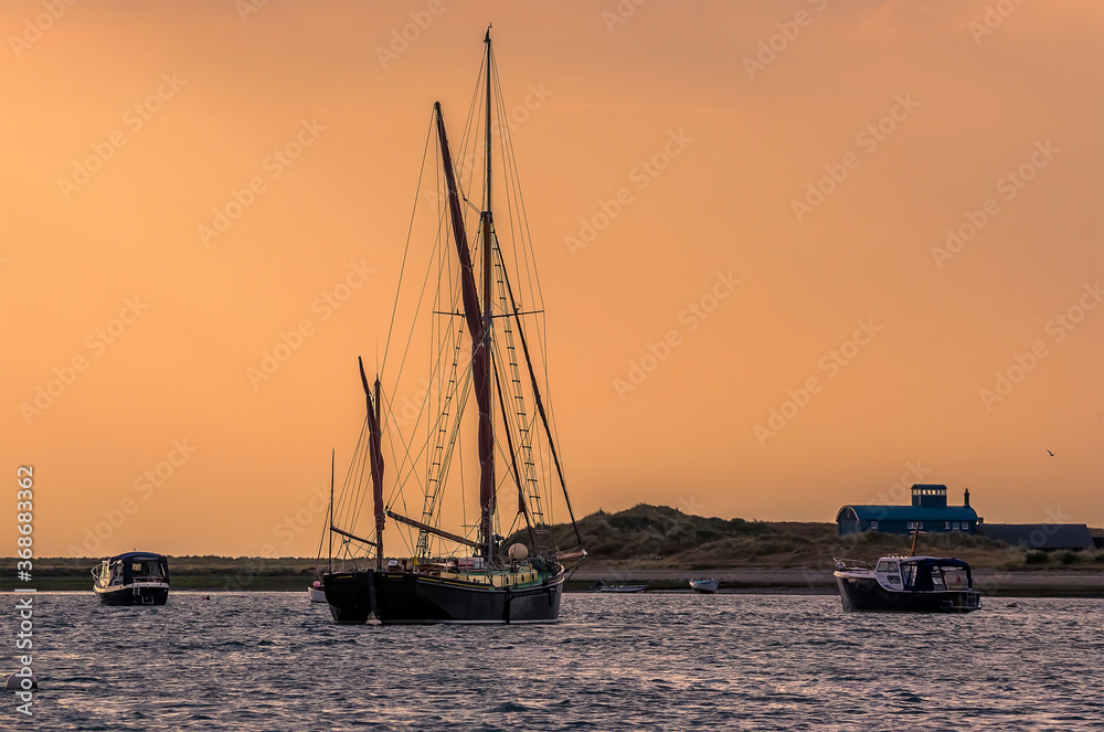 Φωτογραφία A view of boats moored at Blakeney Point, Norfolk looking towards the lifeboat s