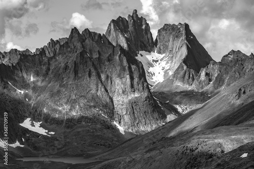 Billede på lærred Spectacular Tombstone Territorial Park located in Northern Canada, Yukon Territory during the summertime featuring Grizzly Lake