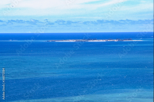 沖縄の青い海、空