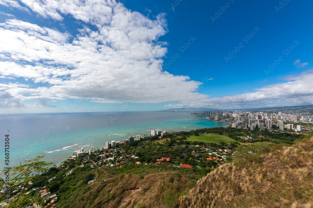 ハワイにあるダイヤモンドヘッドの頂上から見た、ホノルルのワイキキ方面の風景と青空・海