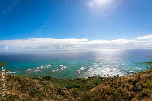 ハワイにあるダイヤモンドヘッドの頂上から見た、広大な海と青空