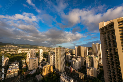 ハワイのホノルルにある、ハイアットリージェンシー ワイキキビーチ リゾート&スパから見た、ワイキキのビル群と夕方の空