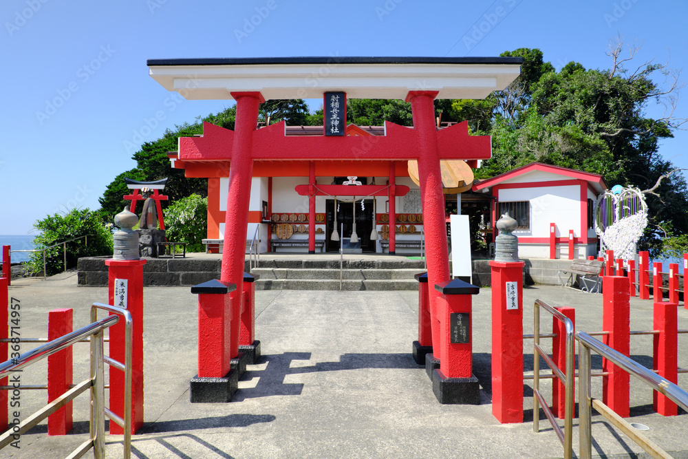 鳥居のある射楯兵主神社（釜蓋神社）の正面