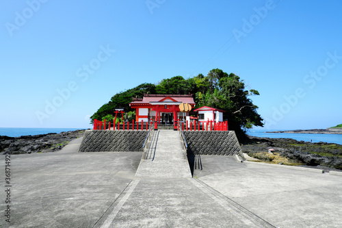 海に囲まれる射楯兵主神社（釜蓋神社）