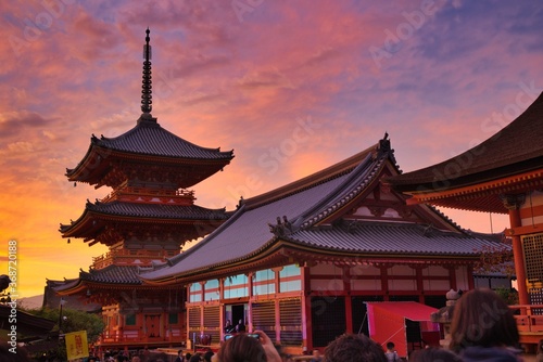 日本のお寺と夕焼け