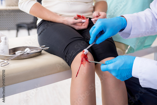 Leg injured woman visiting male doctor