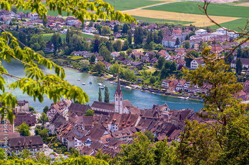 Foto A hilltop aerial view of the scenic historical town Stein am Rhein on the banks of Rhine river in Switzerland