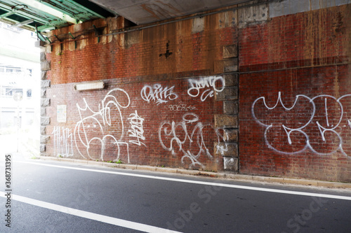 Tableau sur toile 高架下、トンネル、線路沿い、underpass, brick wall