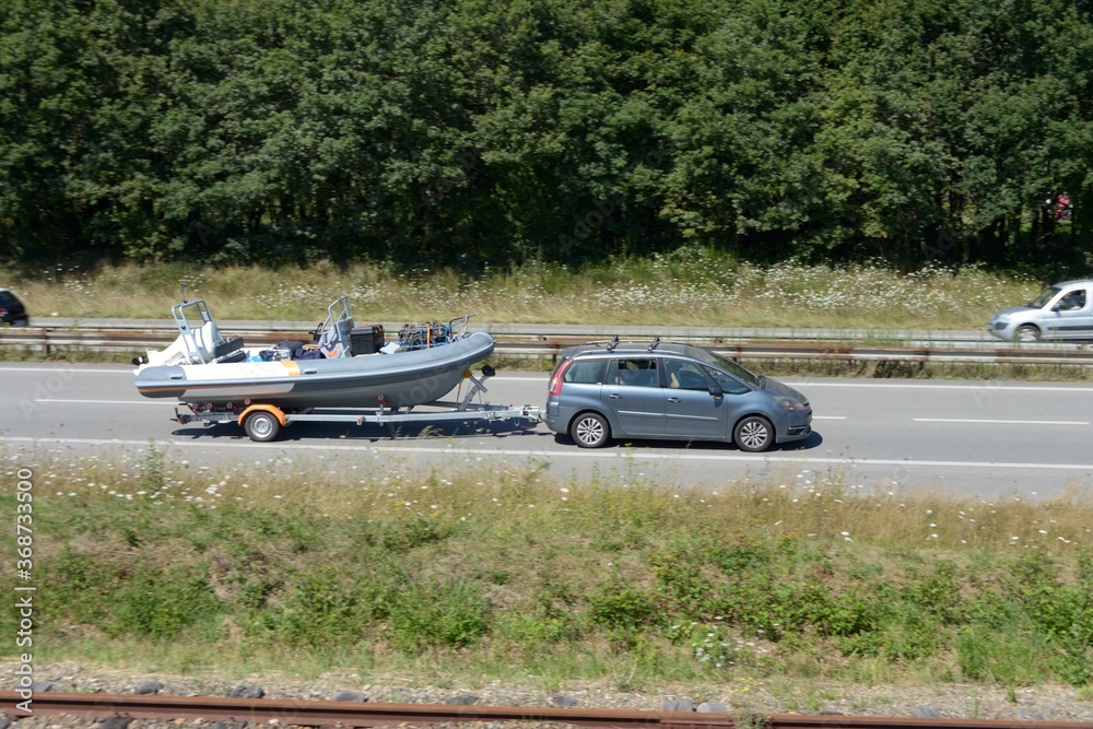 Fototapeta premium Voiture tractant un bateau à moteur sur une remorque