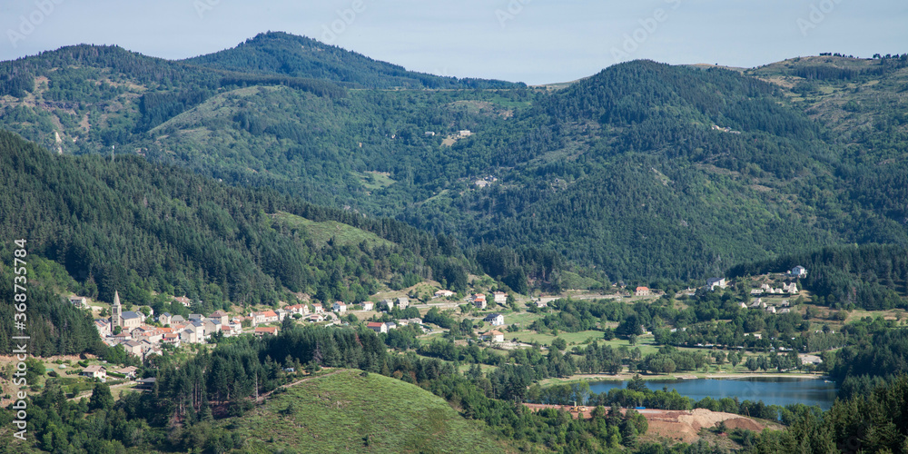 Le village de Saint-Martial  dominant son lac au pied des monts d'Ardèche